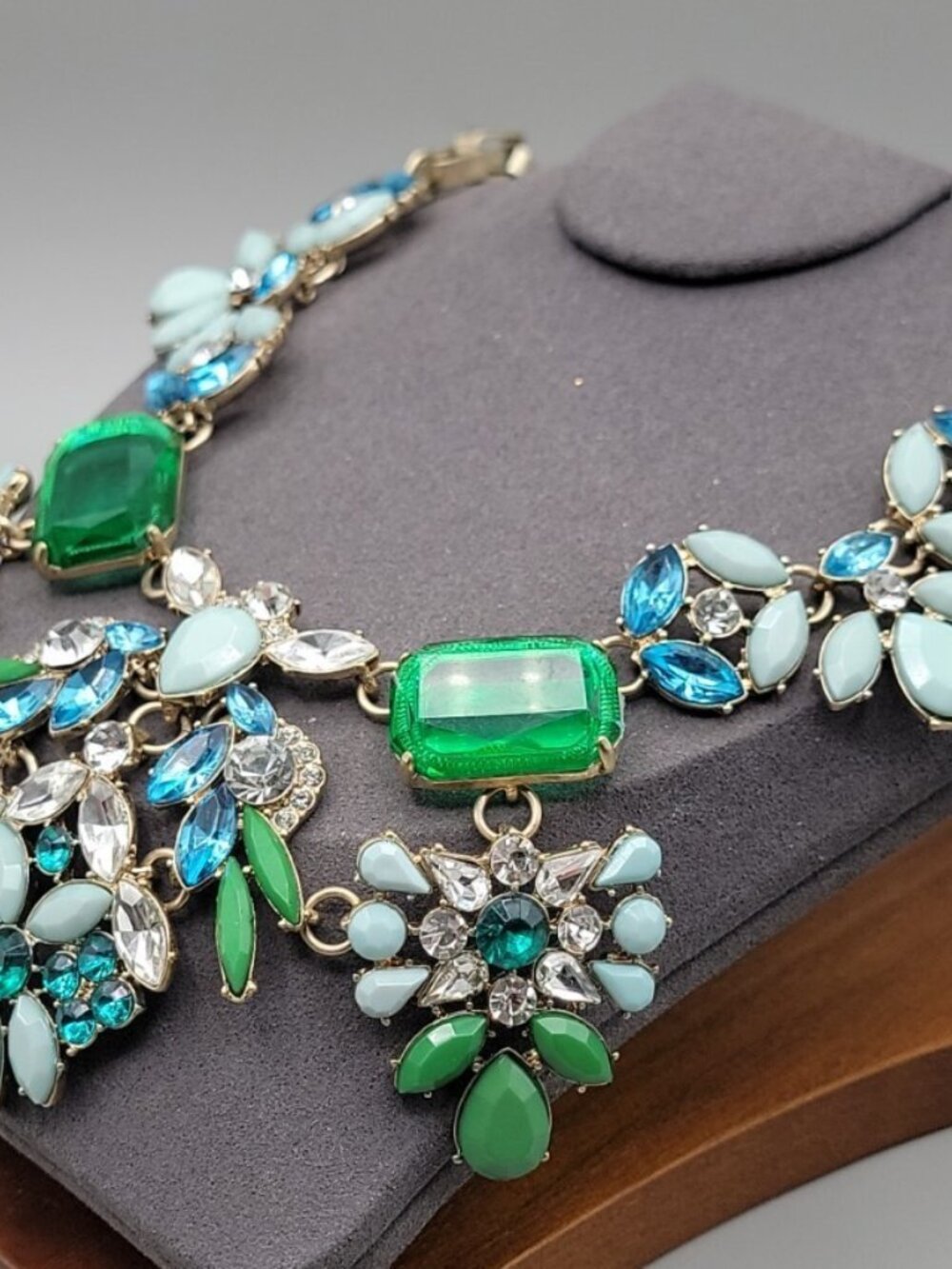 Vintage Talbots Chunky Green Blue Flower Bib Necklace Faceted Resin Rhinestone - Picture 4 of 7